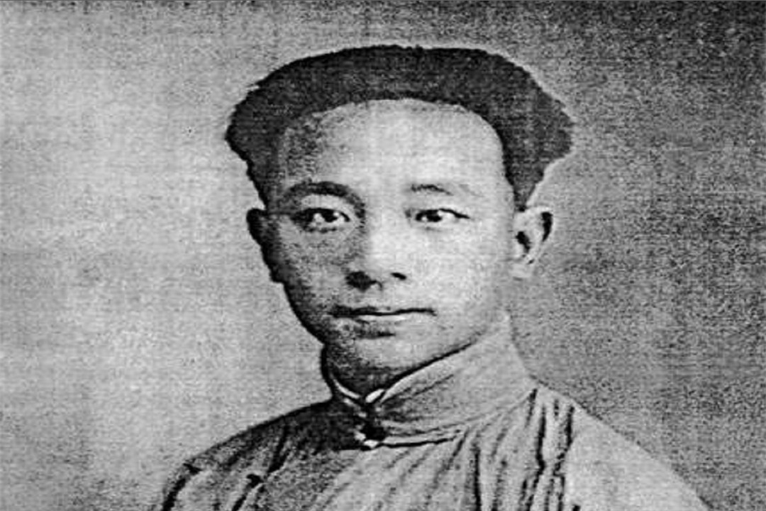 晚清小说家曾朴守着自己的书屋,鲁迅评价结构工巧,文采斐然