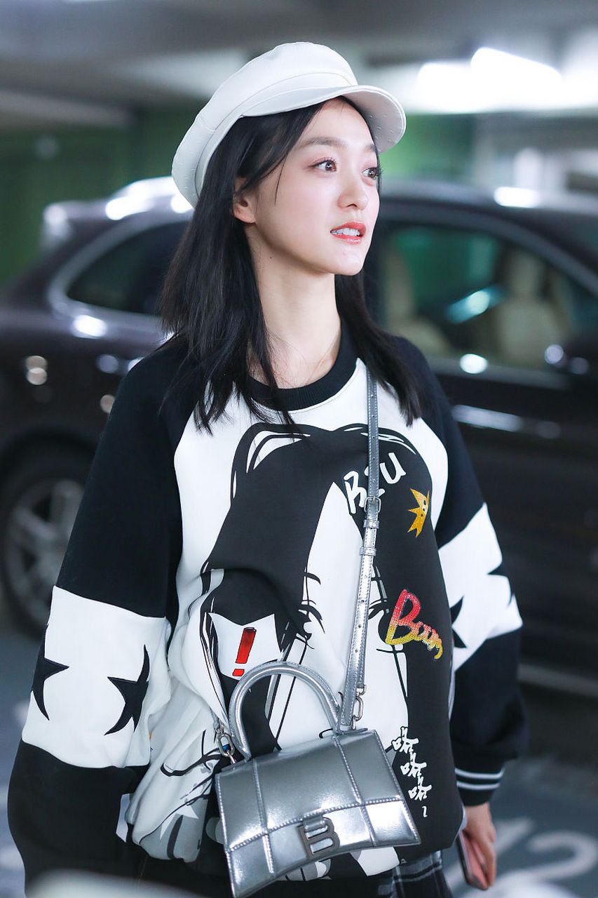 何泓姗的眼睛下边,是卧蚕还是眼袋[左捂脸]?