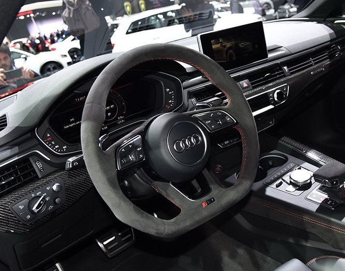 方向盘基本没什么虚位,指向还是很精准的.