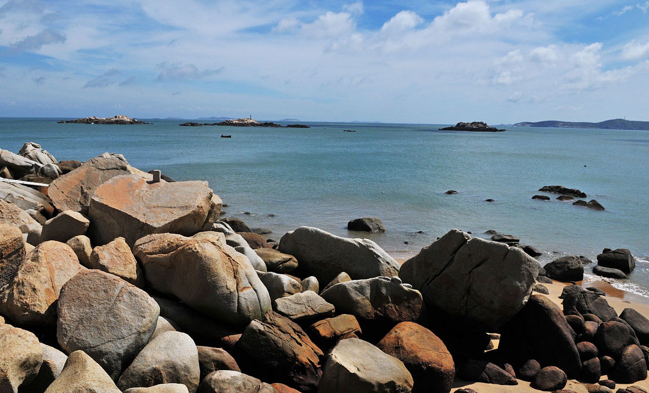 山海之间寻仙踪,东海仙境觅胜境.  在福建省平潭岛的王爷山南麓,东海