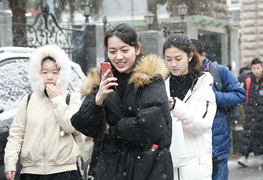 中戏本科艺考帅哥美女如云 考生冒雪考试瑟瑟发抖冻到"怀疑人生"