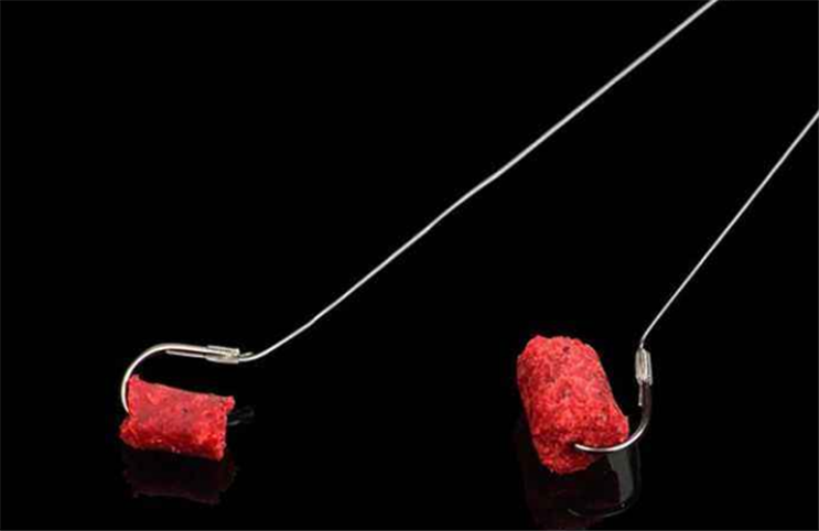 双饵手抛钓鲫鱼或者说钓鲤鱼,其实手竿钓钩或者说在抛竿钩上面挂上两