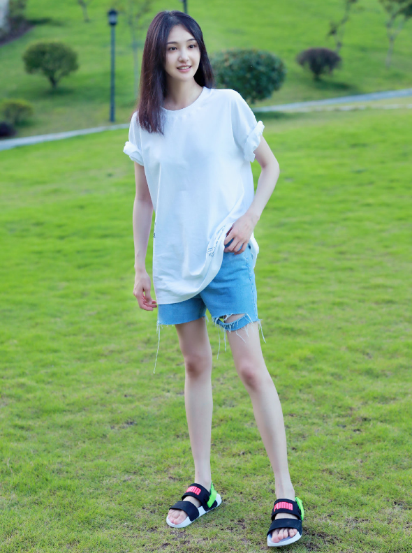 郑爽网红范越发浓烈,多天街拍秀理解,"百层滤镜"认不出