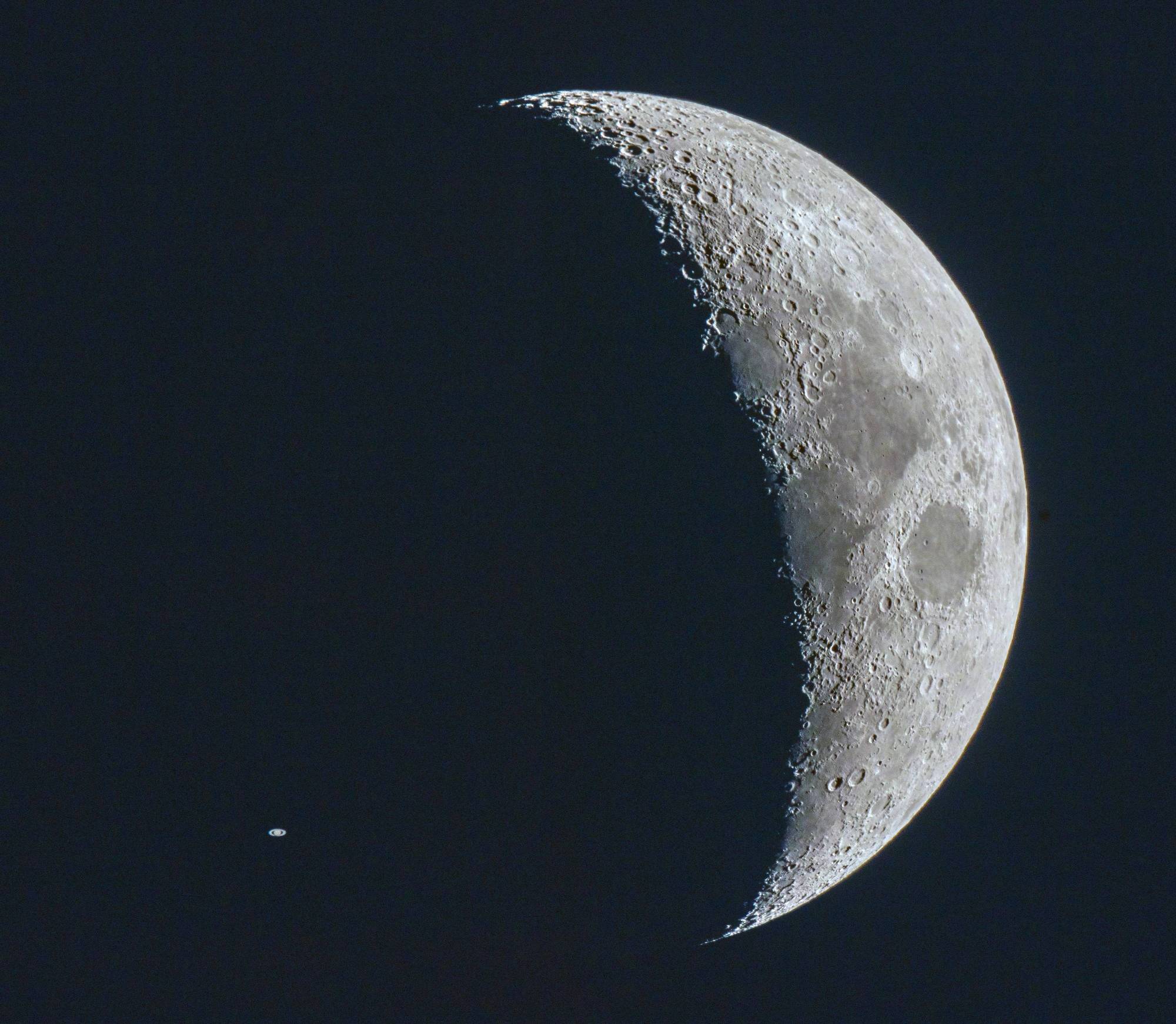 为什么月亮自西向东绕地球转,我们看到的却是月亮东升西落?