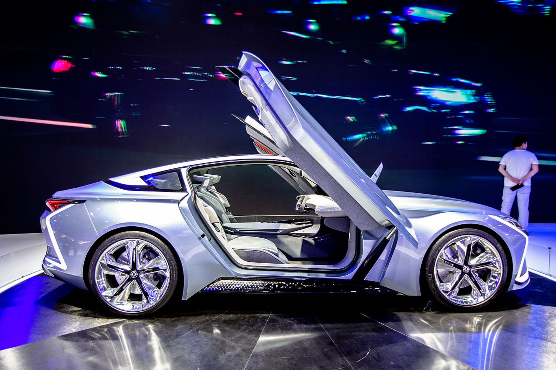 东风eπ007首发,炫酷剪刀门引领潮流,即将年底预售  嗨,各位车迷朋友