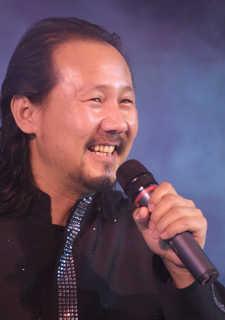 腾格尔年轻时是个酒蒙子,那时候,他还没有成名,就在家乡投资了四家