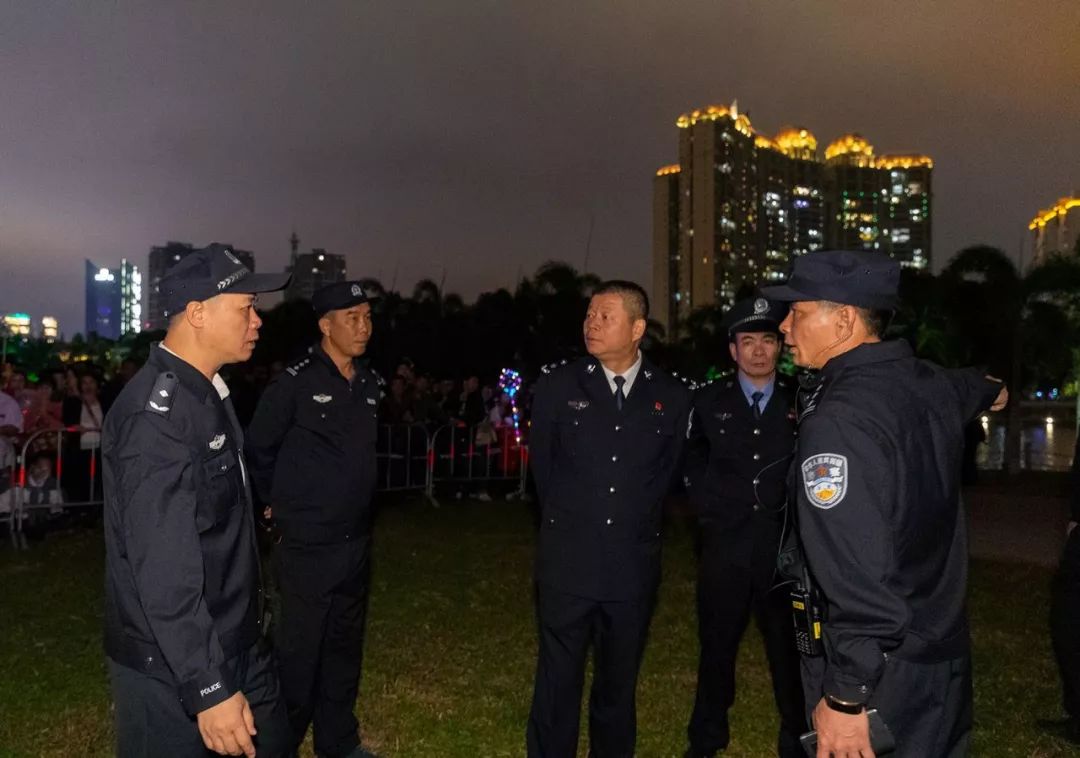 副市长,市公安局局长梁进海到一线督导烟花晚会安保工作