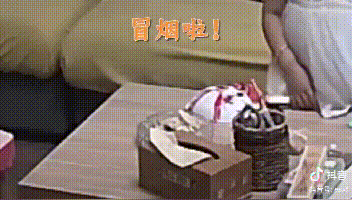 亲爹“纵火跑了”，5岁女儿淡定出手灭火，还被亲妈曝光了！