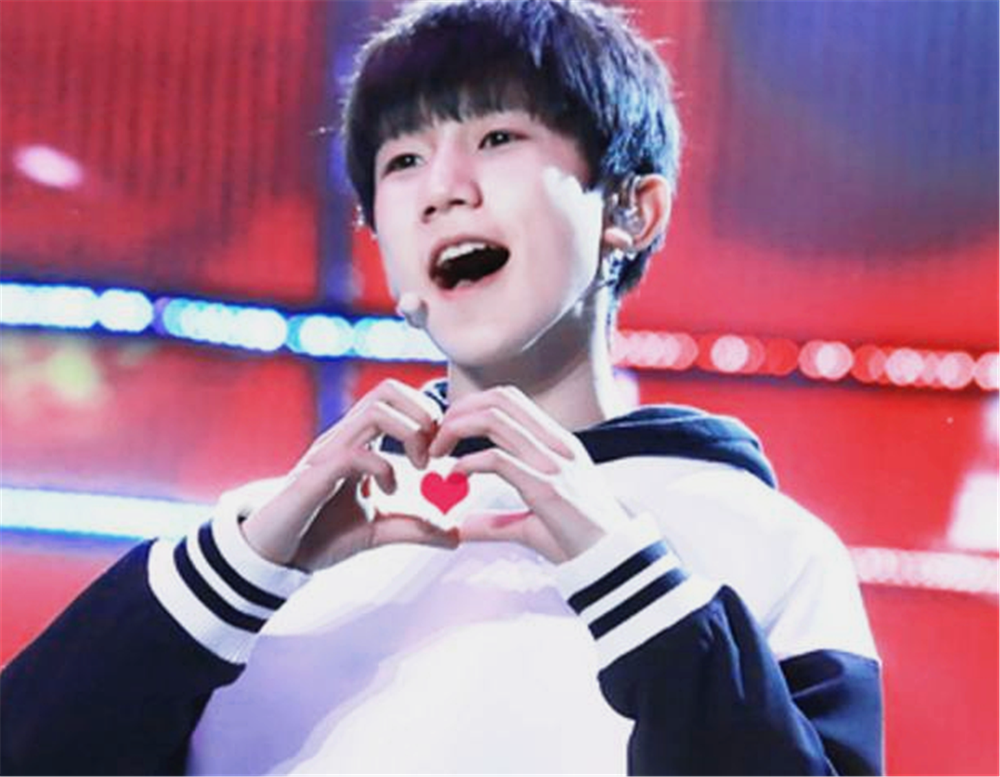 当红男星比心照,杨洋最标准,王俊凯好害羞,最后一位妖艳魅惑