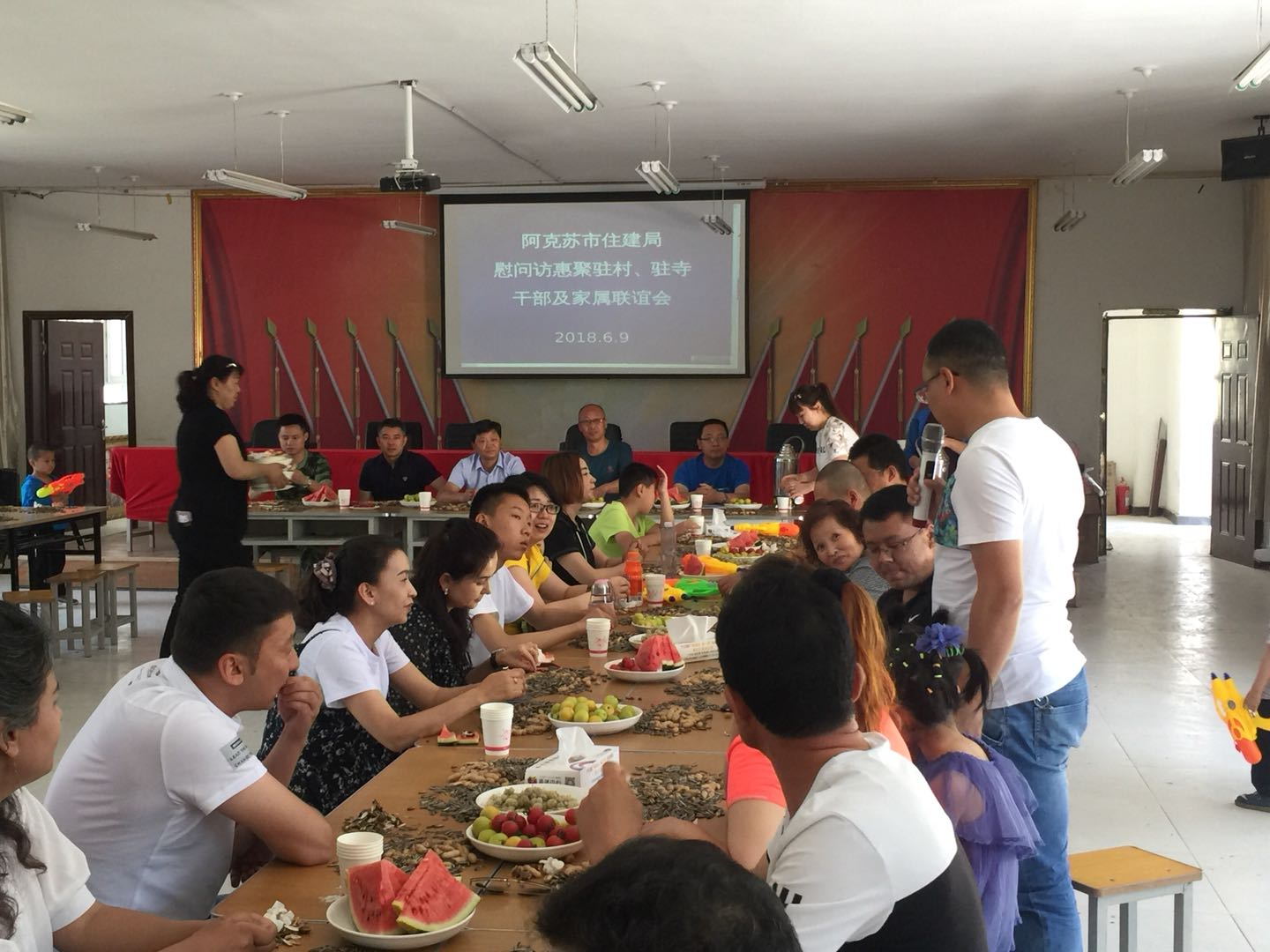 阿克苏市住建局慰问单位派出访惠聚工作队员及其家属