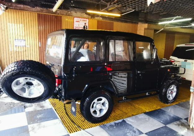 首台酷黑柴油版北汽bj212提车,采用硬顶方门造型,比老款帅多了