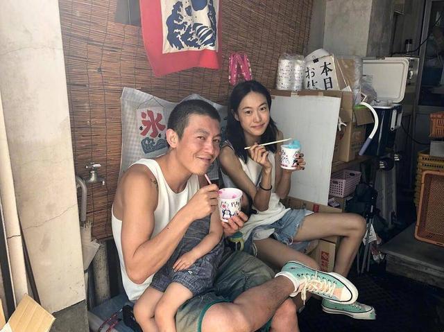 陈冠希与老婆情侣装秀恩爱,老婆少女范,冠希哥却老的不敢认