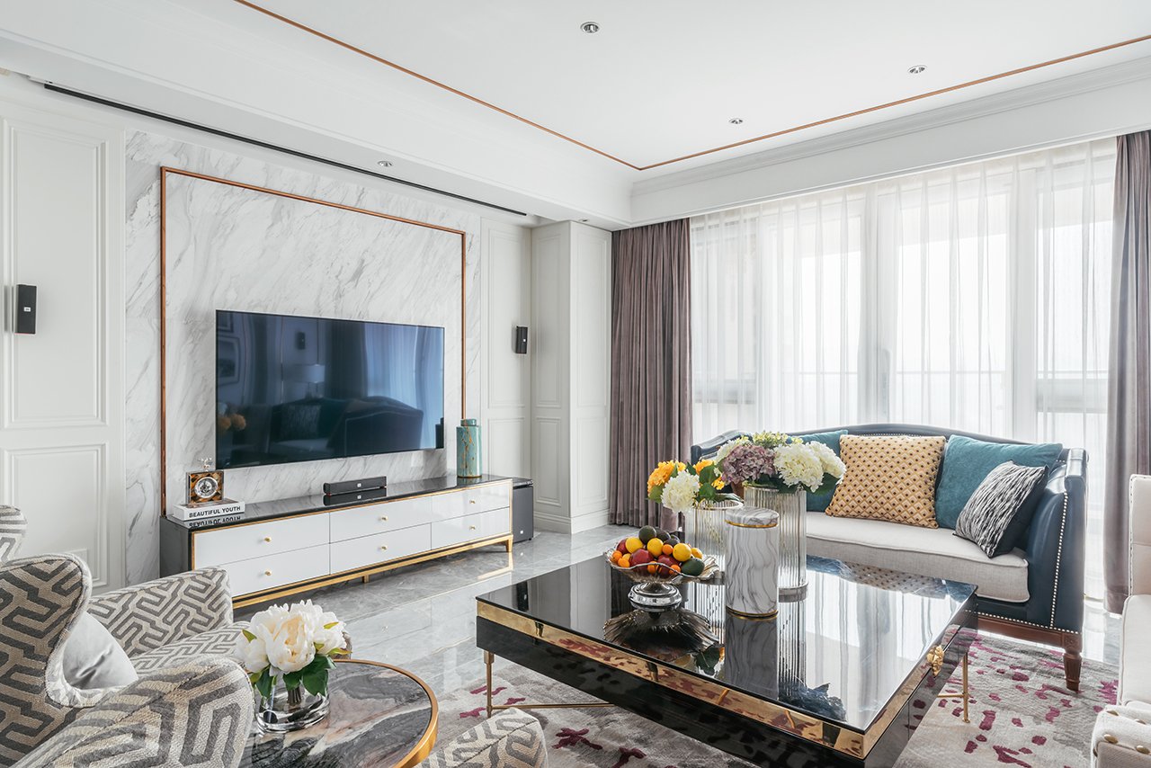 爵士白的大理石电视背景上嵌以玫瑰金线条让空间更加具有层次感.