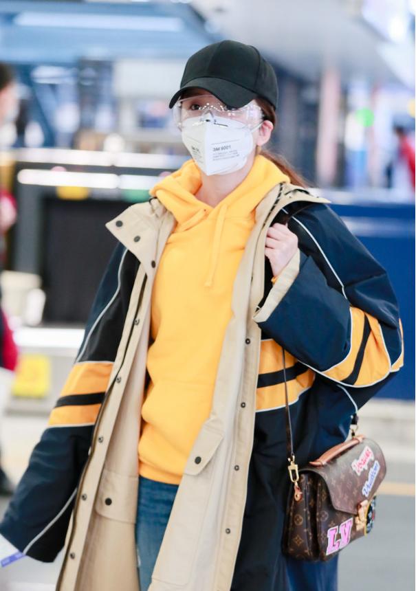 美娄艺潇机场现身保护全,长衫外套显帅气,随性服装穿出走秀感