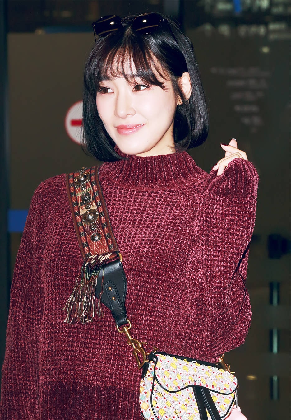 tiffany黄美英现身韩国机场,她笑容甜美,还是当初的甜豆啊