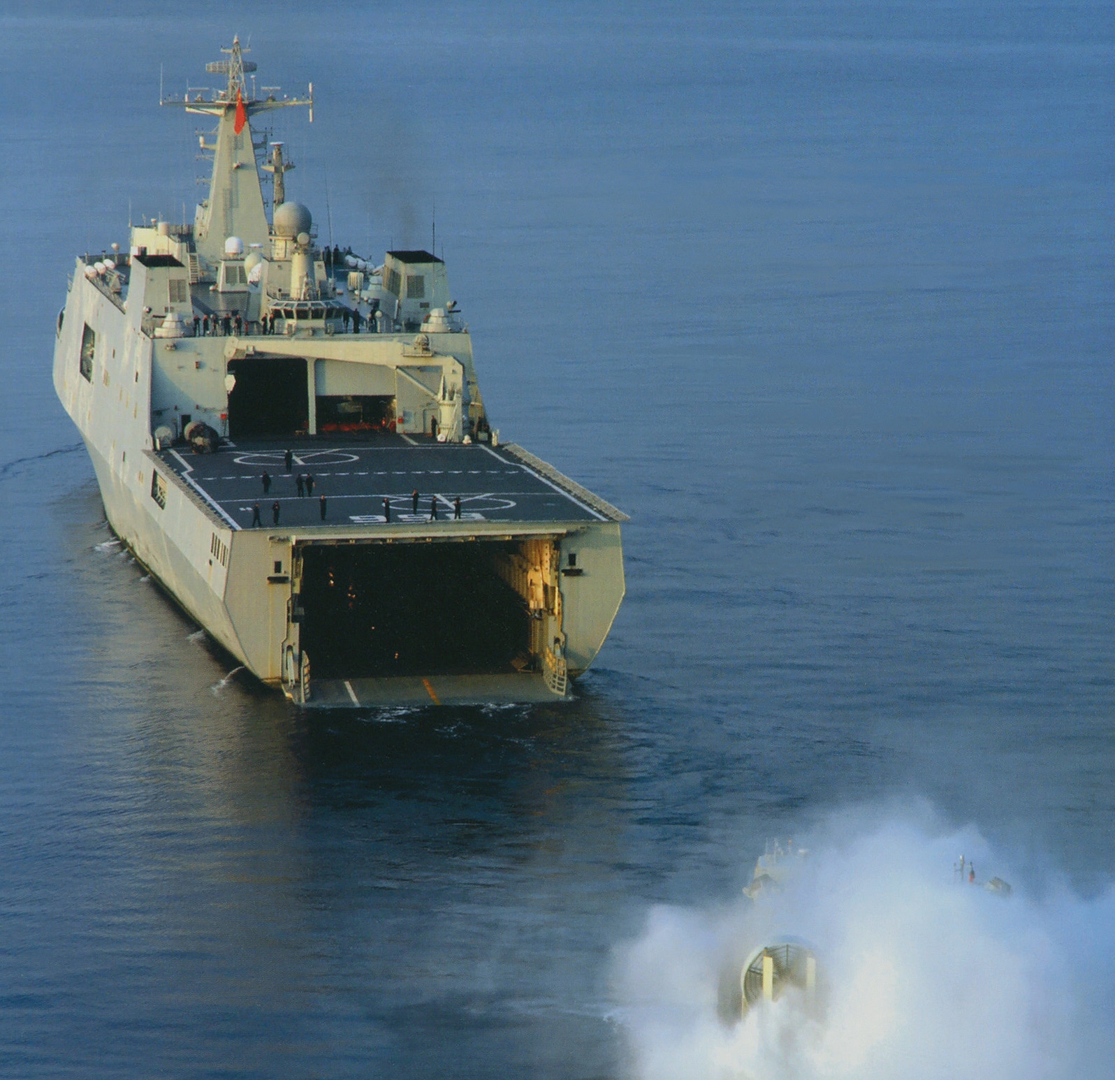 071登陆舰几年内下水七艘,中国海军扩张为了什么?