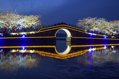 江苏省无锡市,太湖鼋头渚风景区内樱花夜景美如画