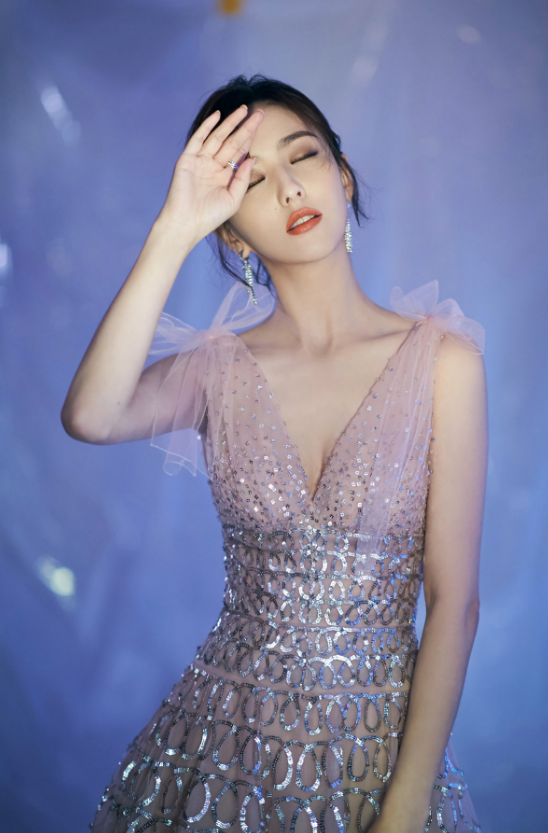 佟丽娅:身穿粉色深v连衣裙优雅迷人,身材火辣女人味