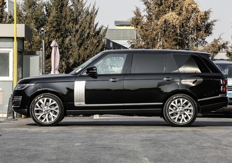 路虎-揽胜-5.0 v8尊崇创世加长版,男人开这车面子十足,外形优美