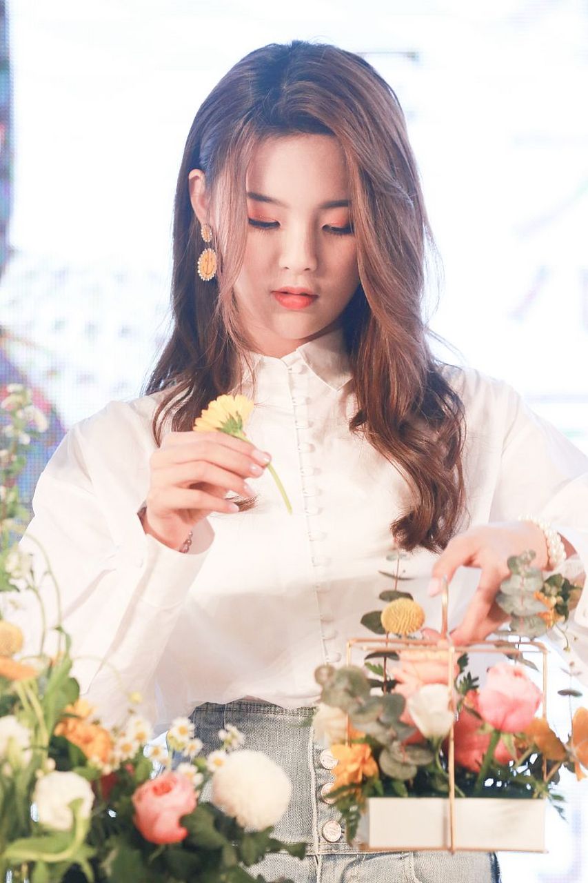 8月18日,杨超越登上热搜,起因是她跟丁禹兮直播的时候,杨超越哽咽表示