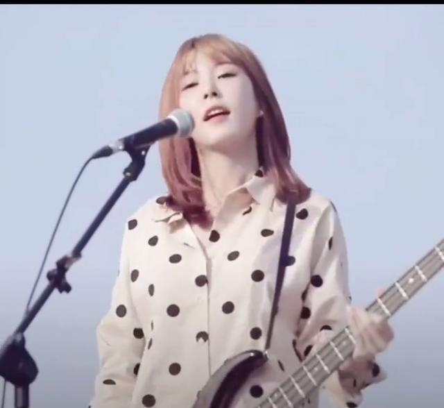 抖音"最美贝斯手"三小时收获五千万粉丝,她是韩国智仁小姐姐