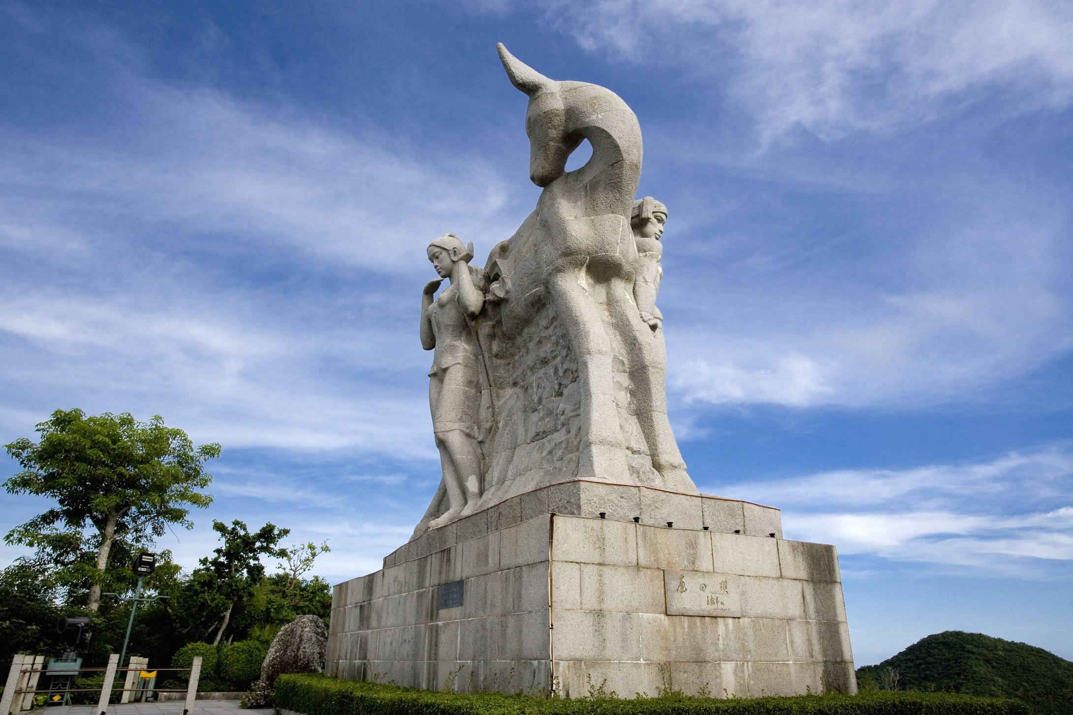 以爱为主题的鹿回头风景区,适合情侣拍照,登上山顶后可俯瞰三亚