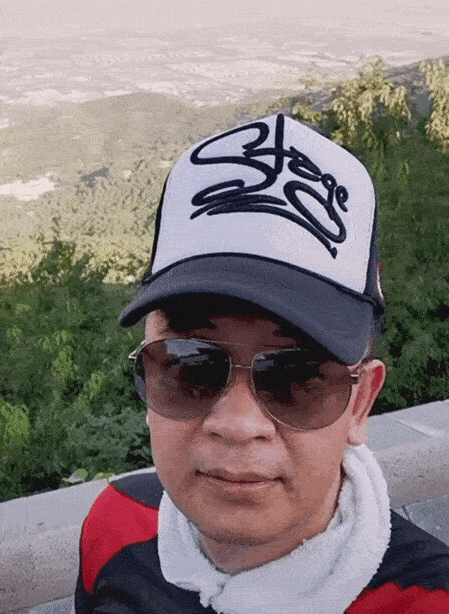 不晒美妻晒老爹!42岁黄海波发福油腻,为复出努力爬山减肥