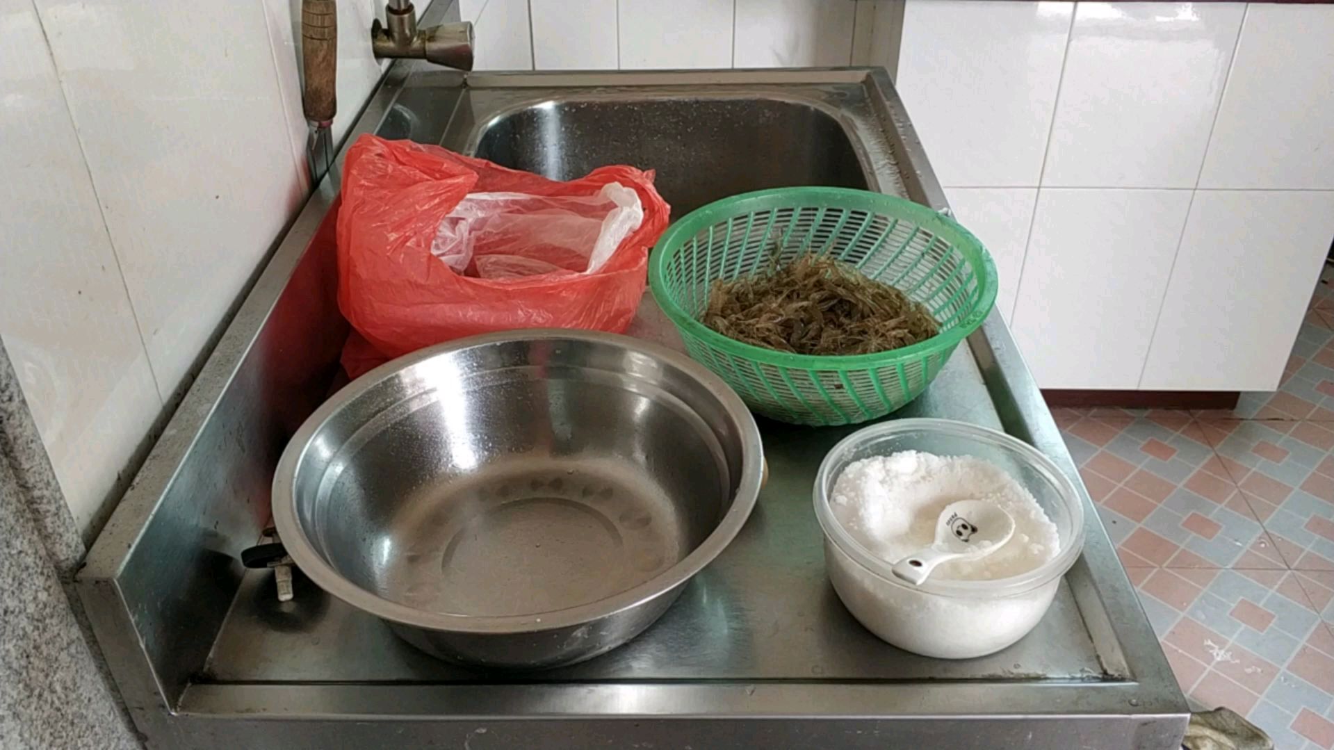 广东普宁农村生活,看小邓怎么油炸虾公吃,自己到水库捉的