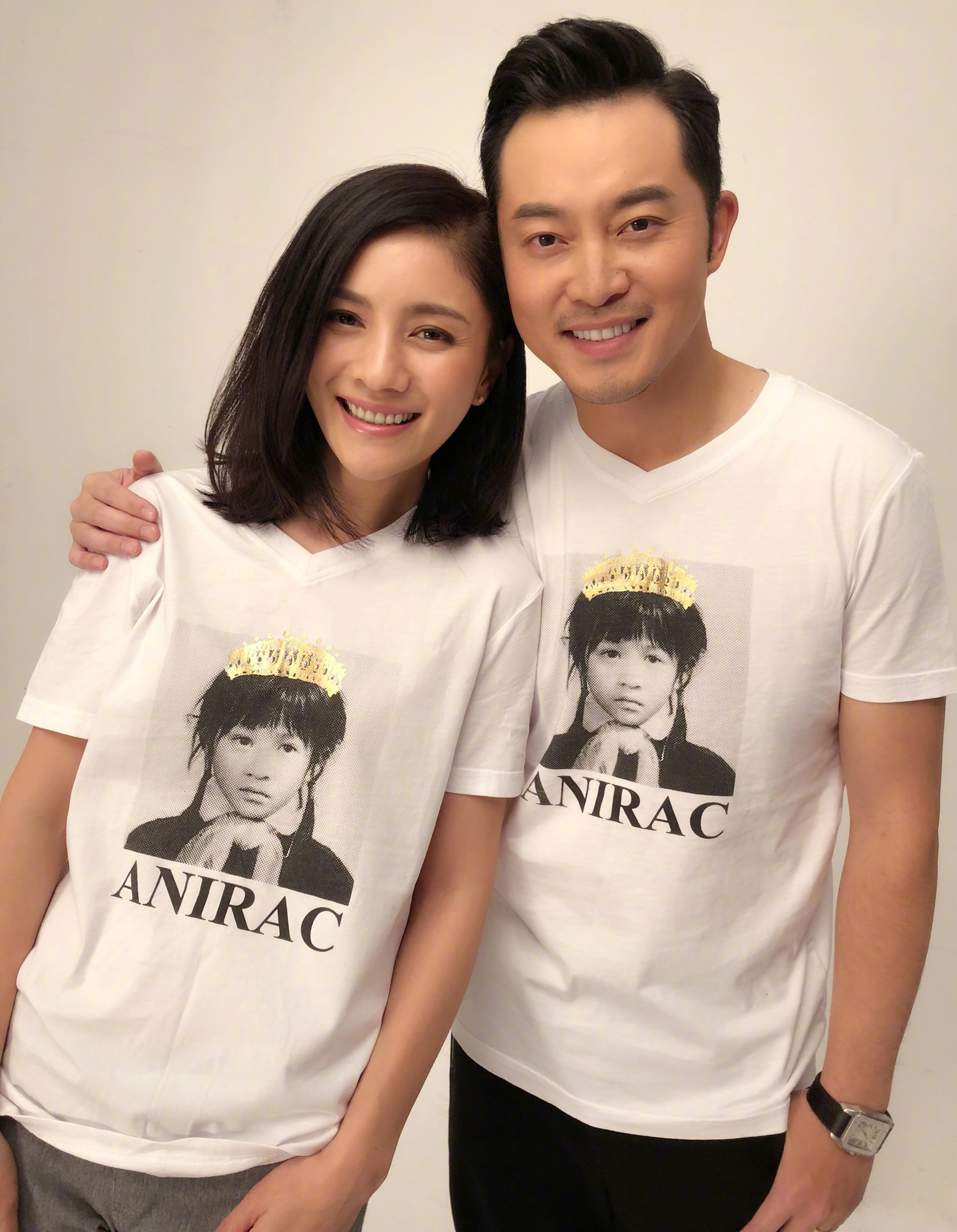 沙溢甜蜜搂妻亮相,黑t叠穿衬衫潮男范十足,44岁胡可小腹显眼