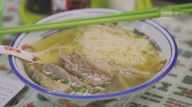 陈小春开的港式七爷清汤牛腩,面条38元一碗,却每天排队到爆!