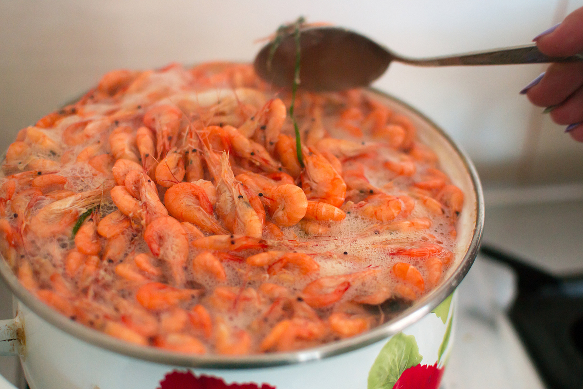 熬制虾头油需要选择新鲜的虾头,清洗干净并沥干水分.