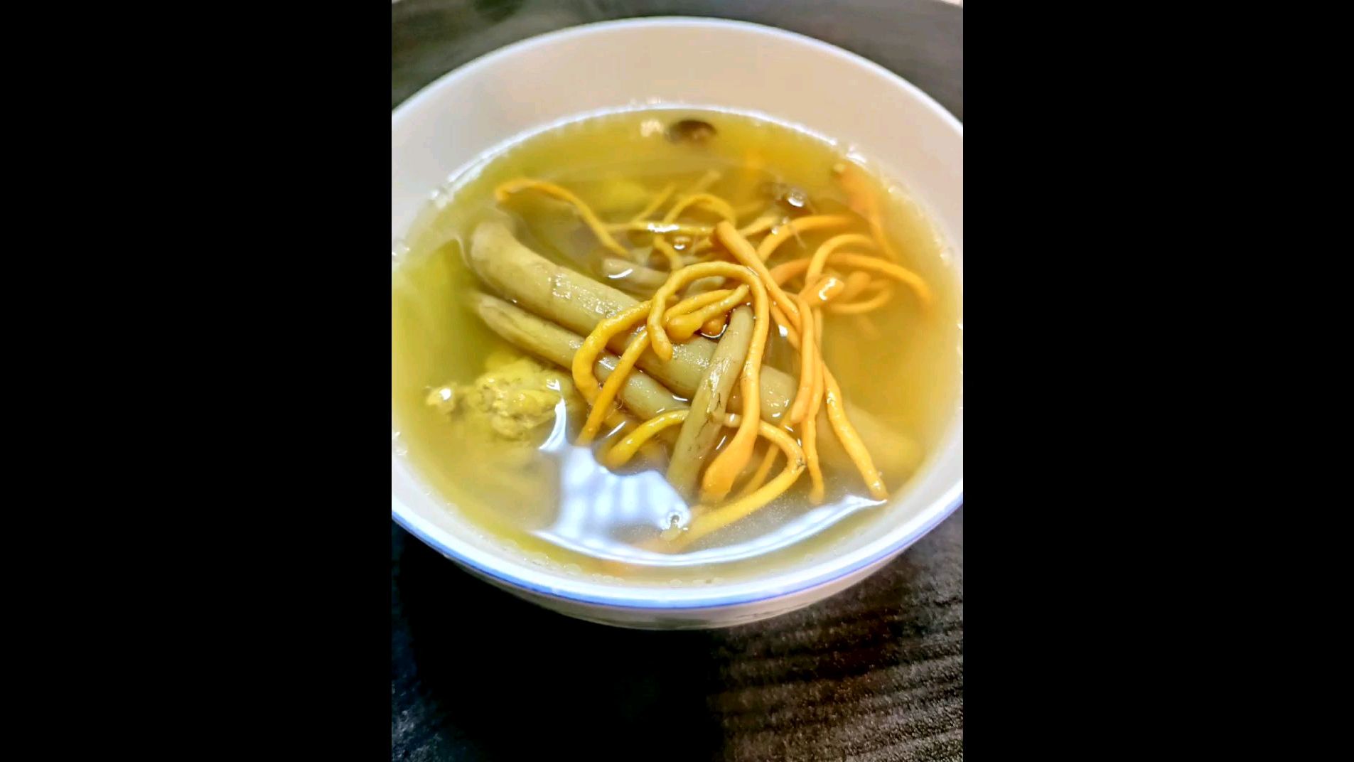 茶树菇排骨汤加一些虫草花,简单美味在家也可以轻松完成