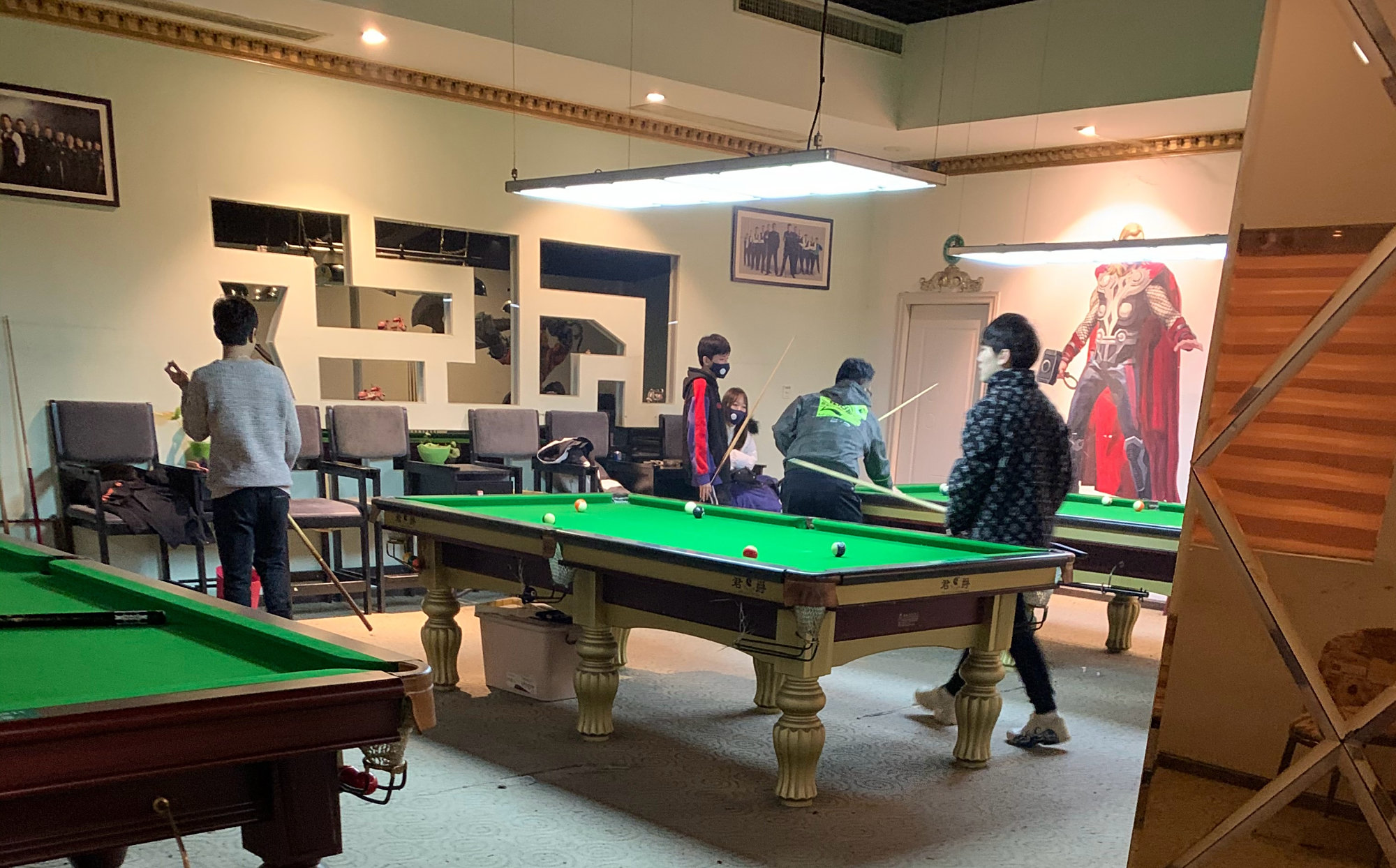 jkl回湖北老家,台球厅老板晒出jkl打球帅照,粉丝却对jkl很不满