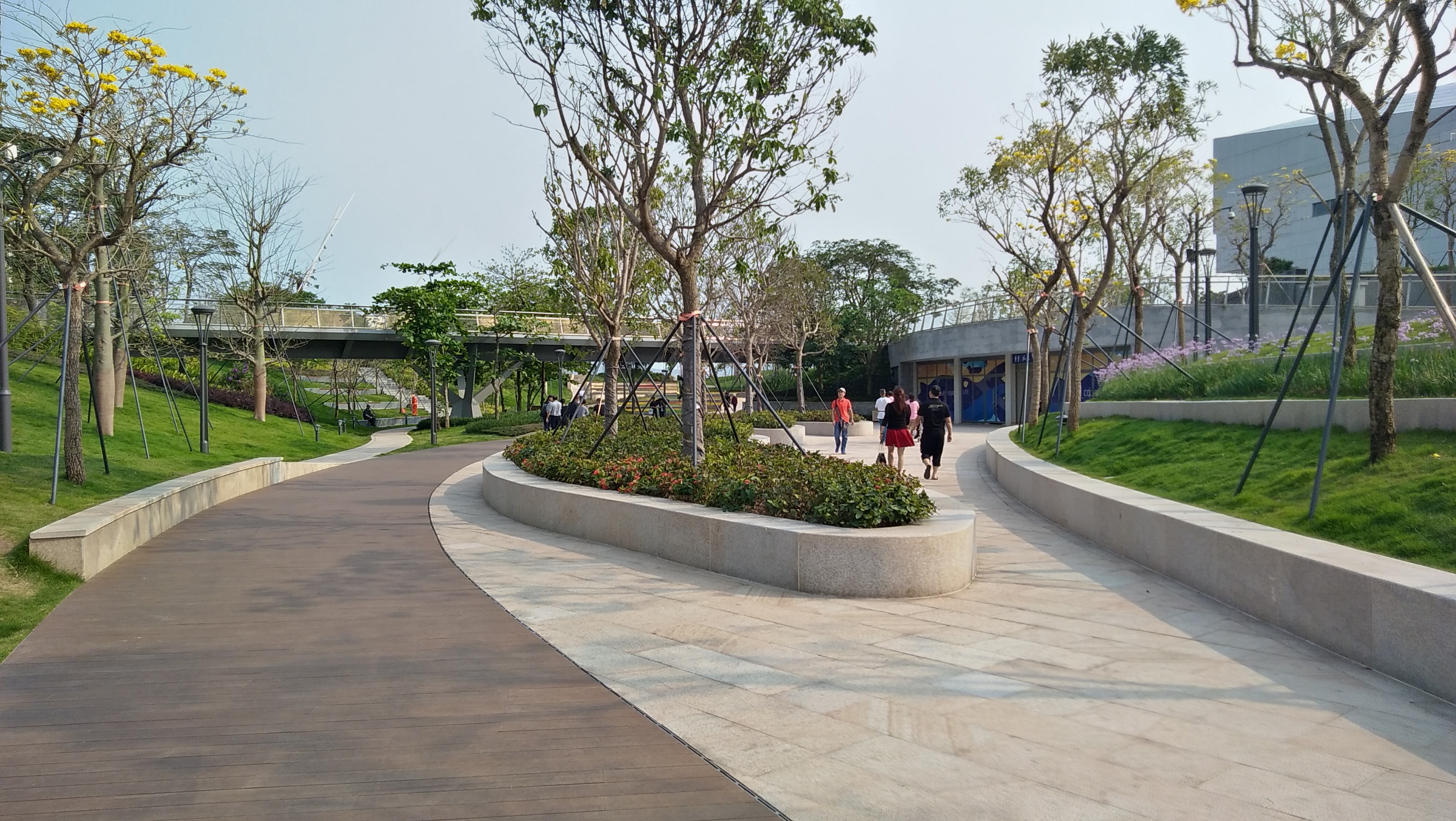 走近湛蓝的海水,可以轻易的拥有开阔的视野,看看远处