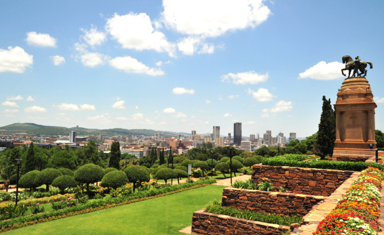 布隆方丹一词,原意为"花之根源".市内丘陵起伏,风景秀丽.
