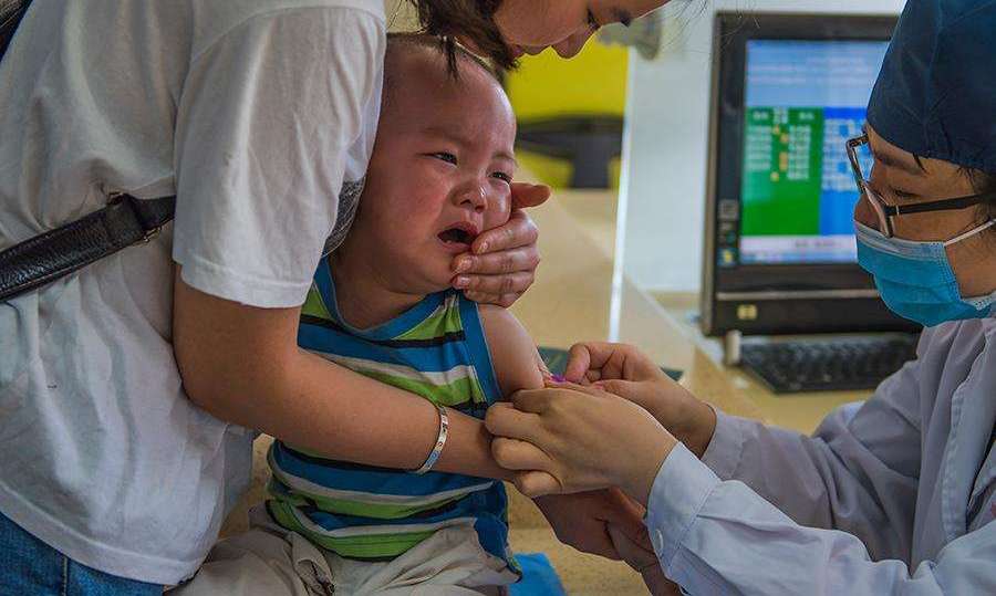 宝宝打针时总是哭闹该怎么办?学会这几个方法,或许能帮你预防!