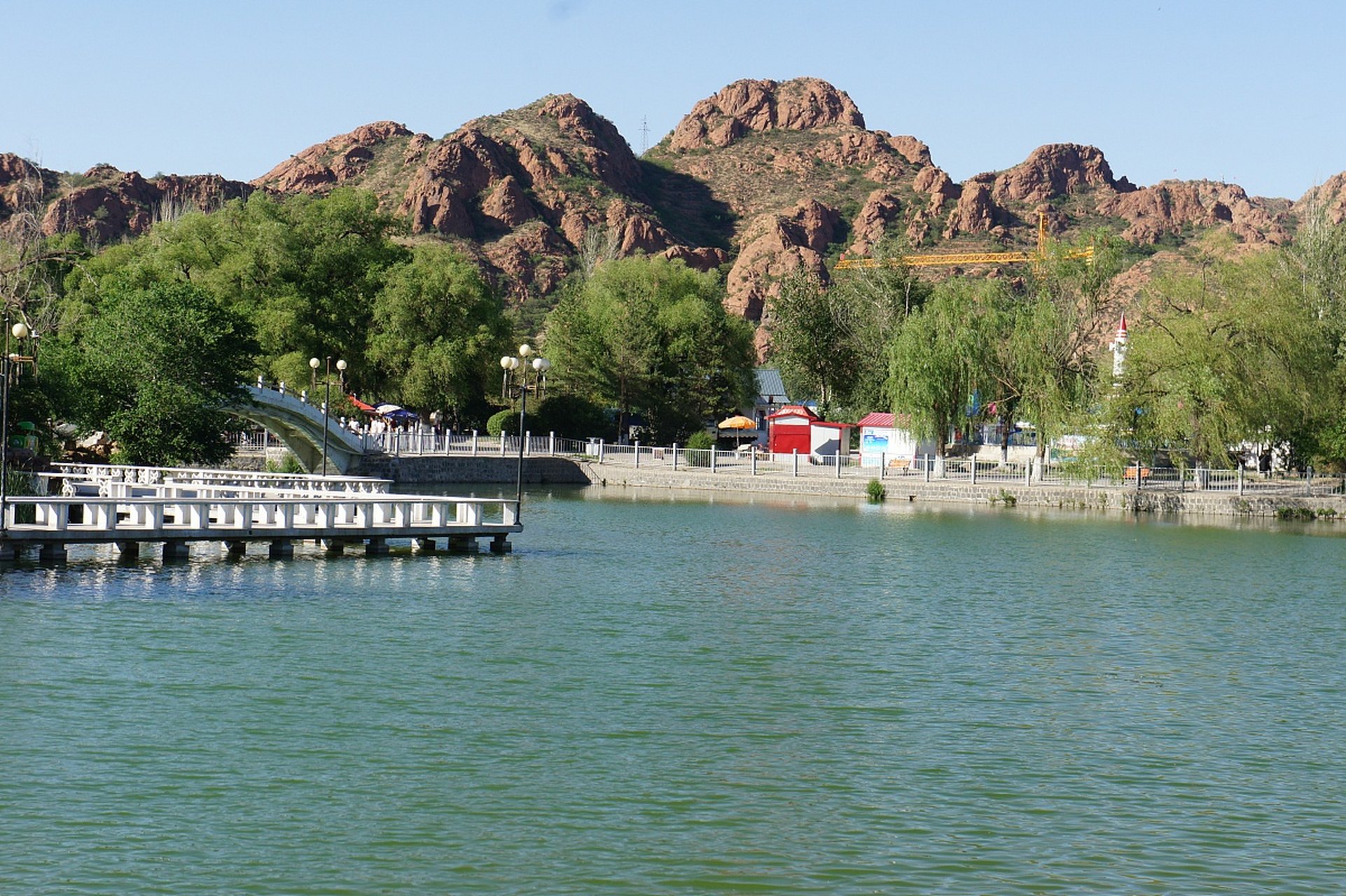 赤峰市红山公园是集文化,自然风光,娱乐休闲为一体的综合性公园.