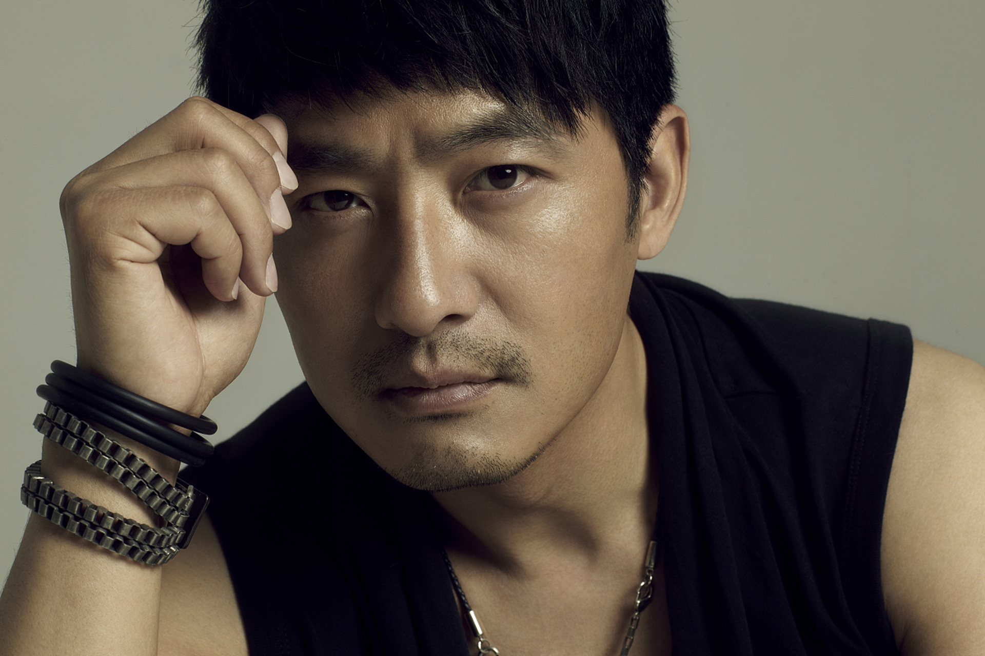 3月1日,知名男演员郭晓东,突然在社交平台发布长文,句句戳中心扉,字里