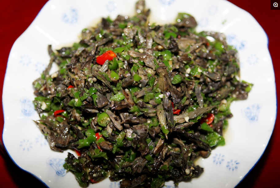 干巴菌与青辣椒素炒