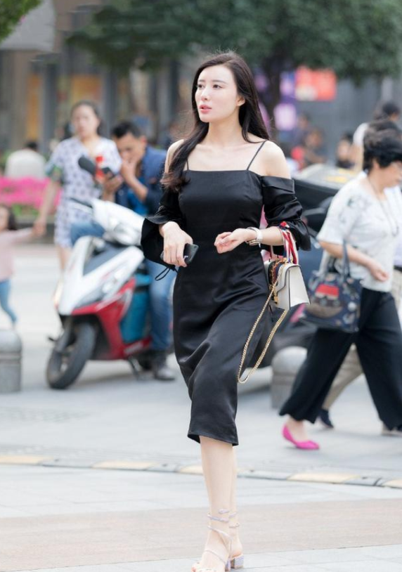 街拍:热辣时尚的美女姐姐,看着年轻不知道多大