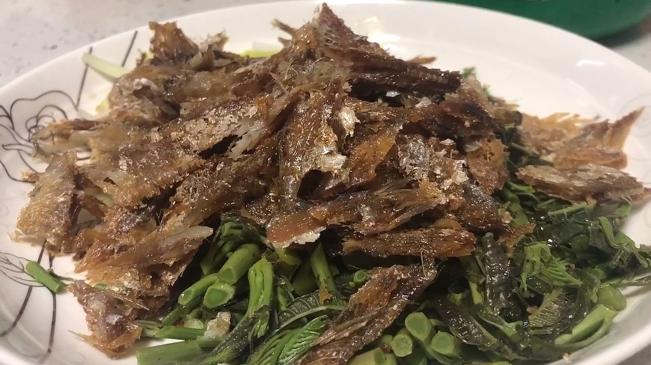 香椿拌黄剑鱼,再来个青椒炒大肠,喝点小酒,能不香吗?