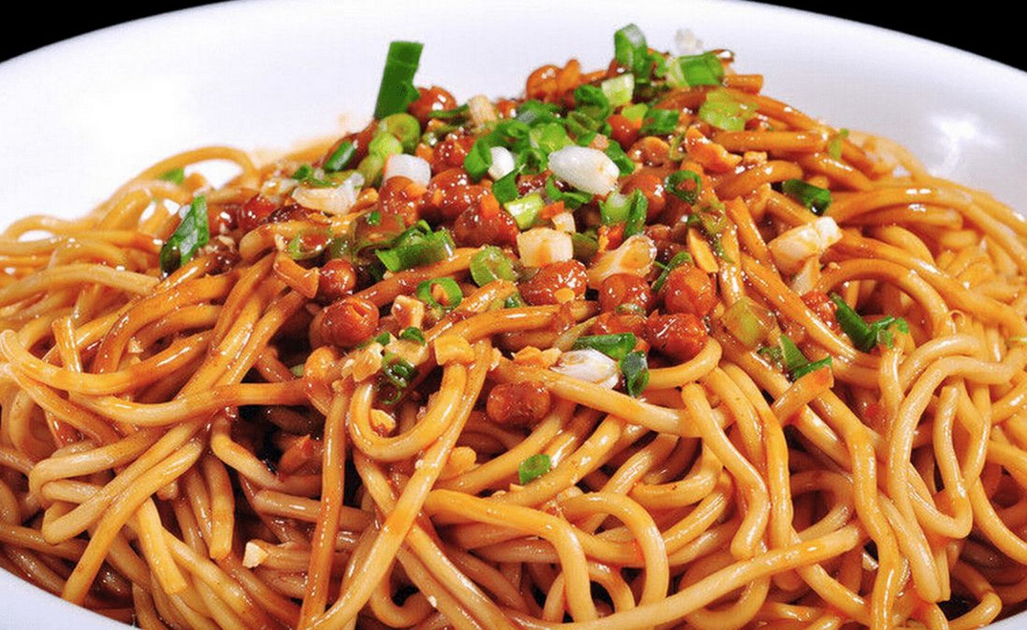 打卡济南夜市#济南夜市美食——武汉热干面,面条煮熟过冷和过油之后