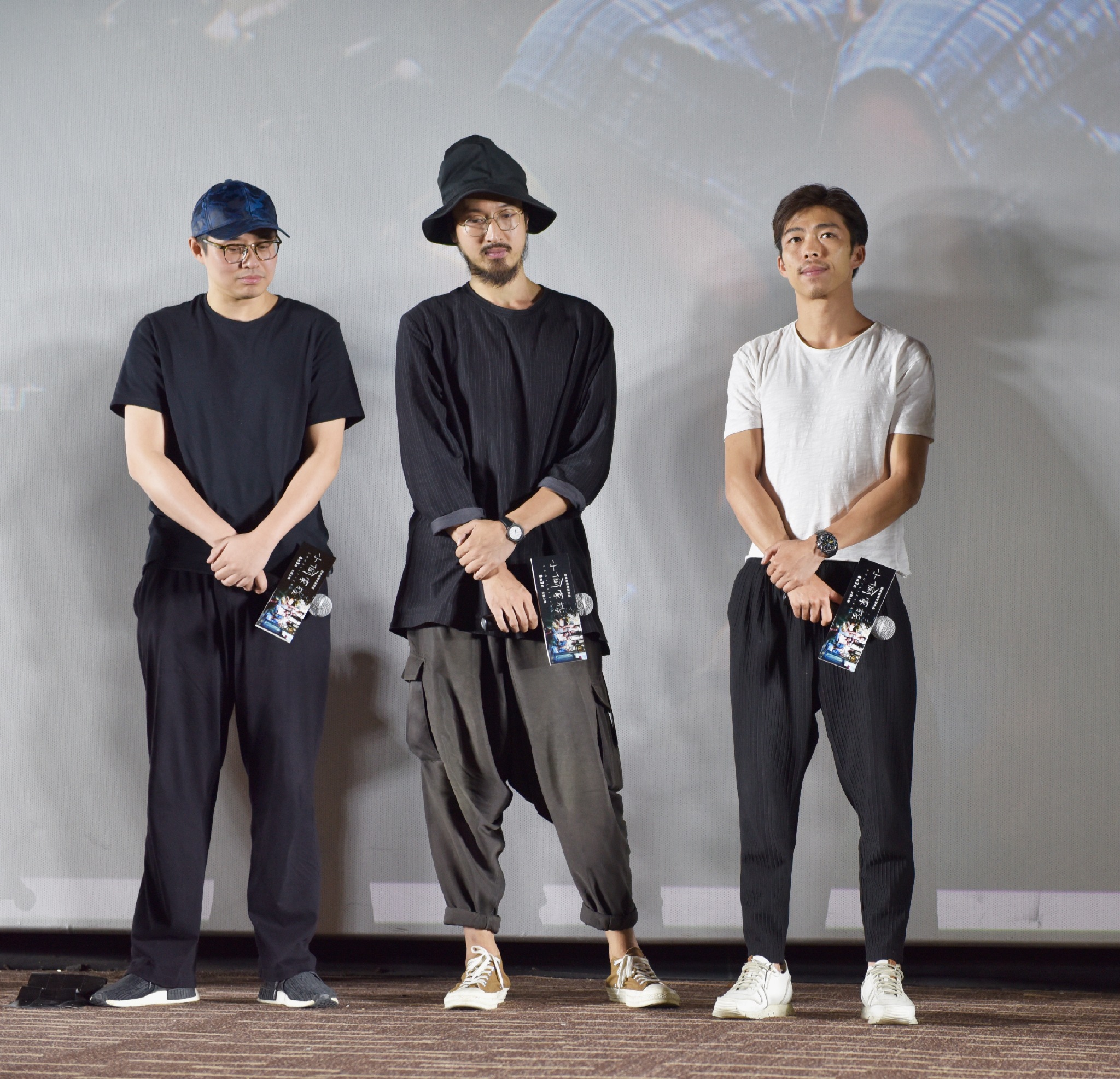 王传君章宇街边亲吻,看呆众人,网友:为什么我觉得可爱呢?