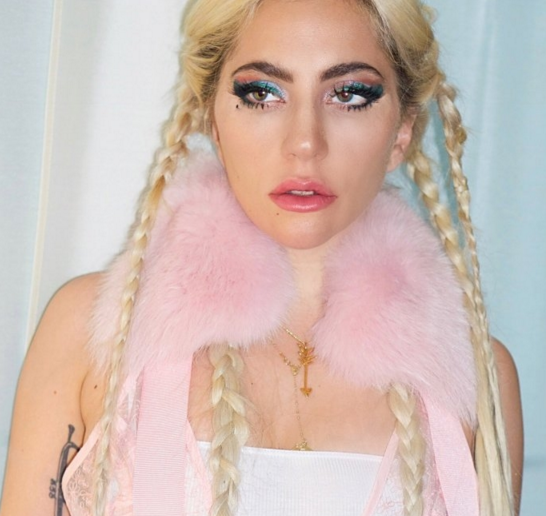 完美幻爵!lady gaga最新写真大玩粉红少女风