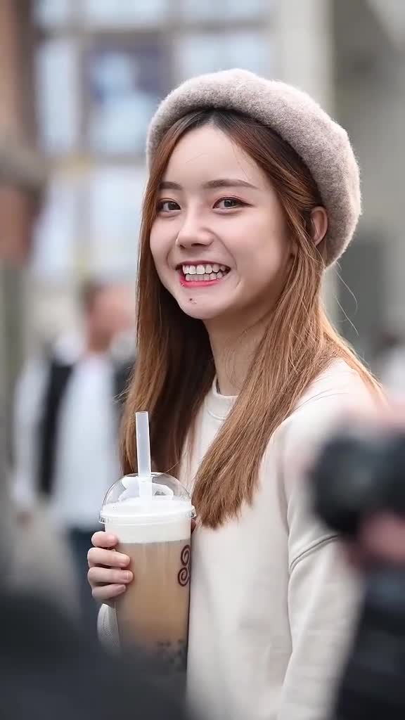 街拍:小美女穿着拼接衬衫,长发飘飘,清纯靓丽!