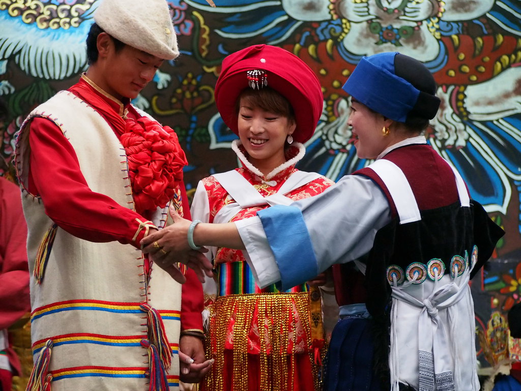 这个民族真开放,看"对眼"就繁衍后代,男的不走正门,只能爬窗