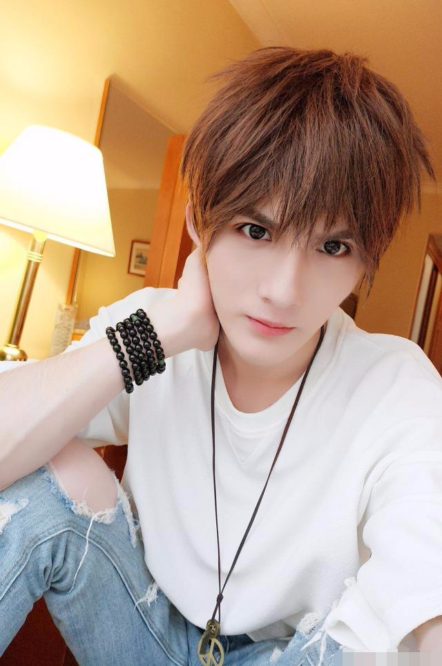 希小白cos许墨,画风清新表情委屈,网友:许墨哪有这么受!