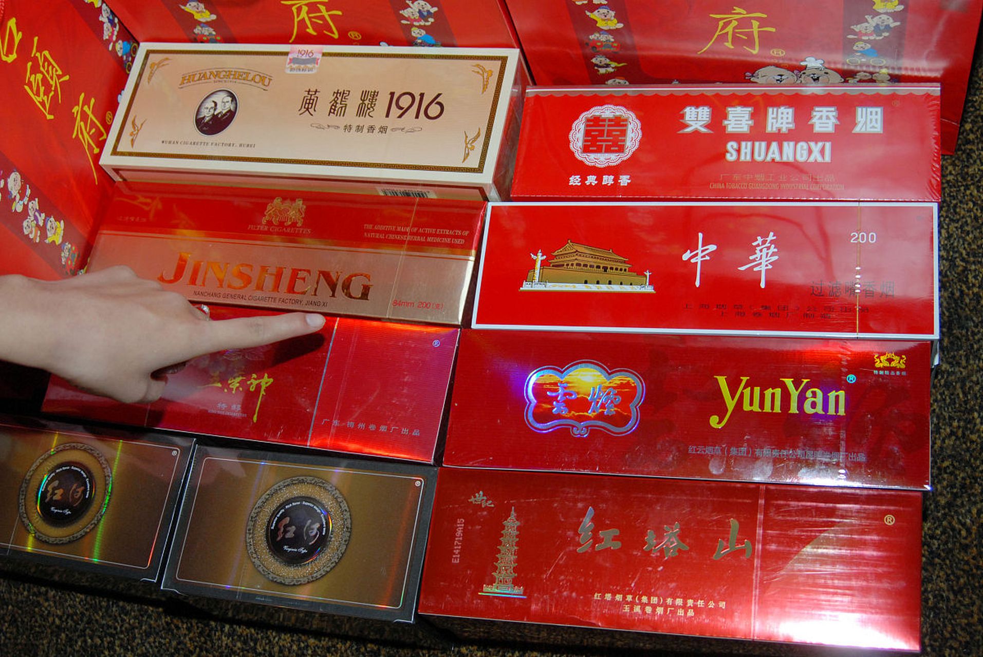 重庆綦江,一男子为筹备婚宴,买了26条中华烟.