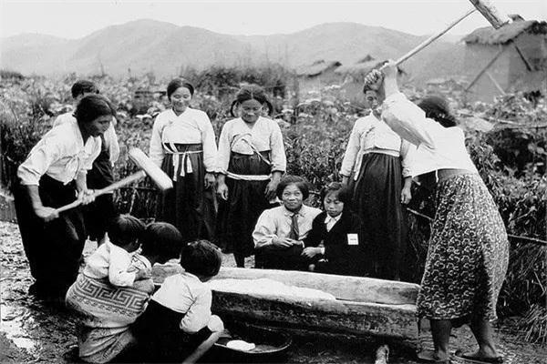 老照片:平凡而朴实的50年代农村人们的"生活姿态"