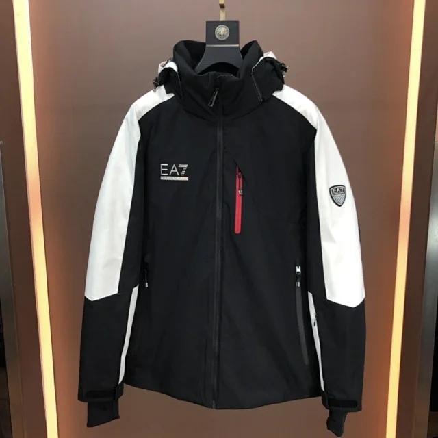 阿玛尼羽绒冲锋衣